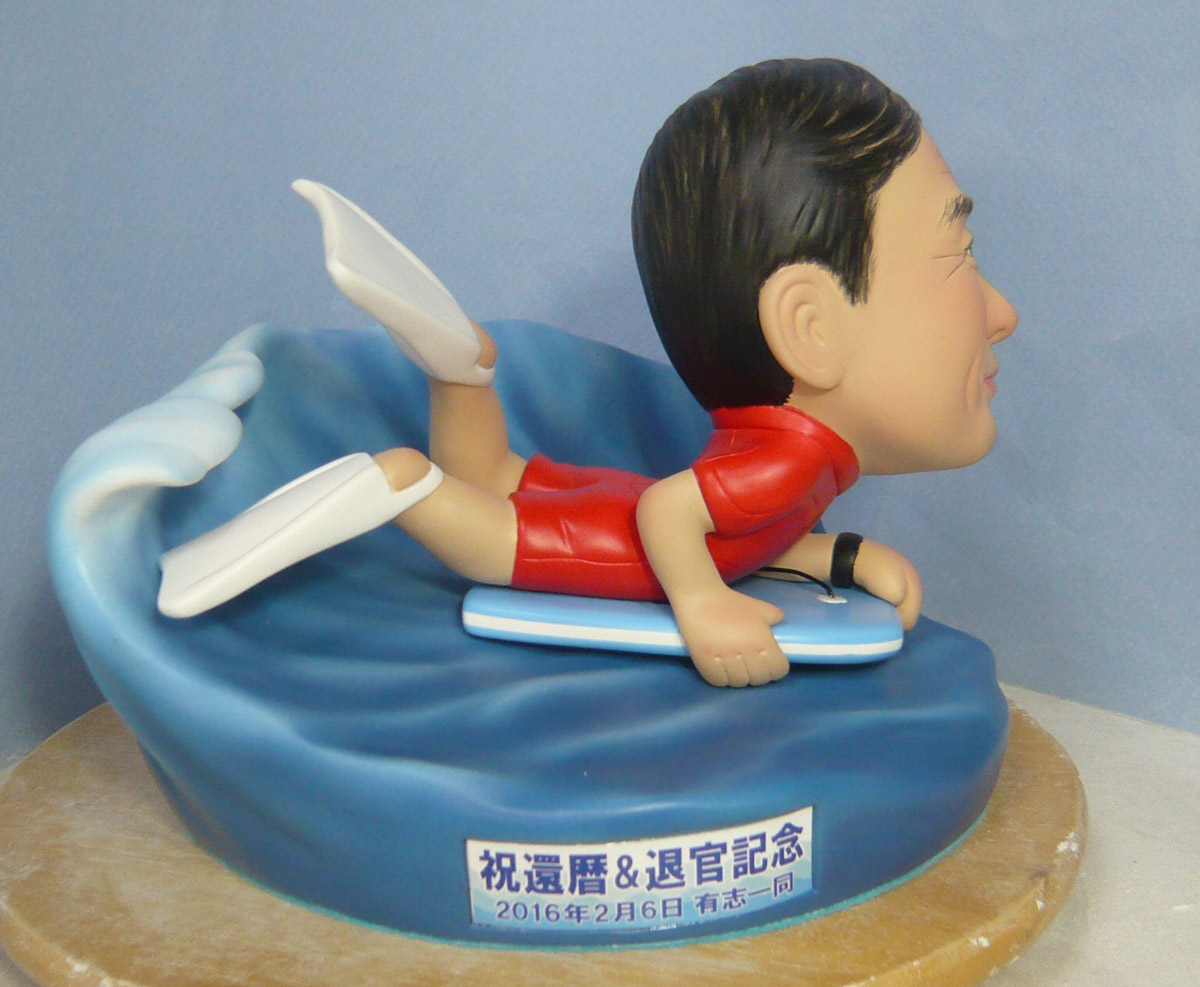 趣味のボディーボードをする還暦・退官男性の人形-そっくり人形参考作品例-65-5